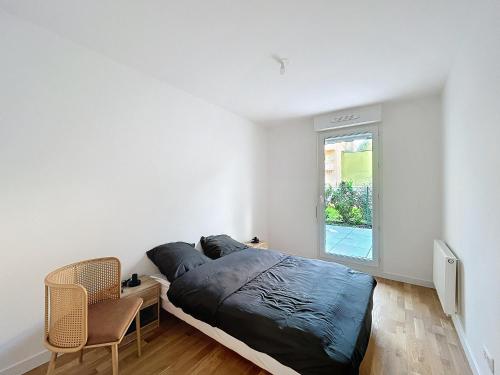 un lit dans une chambre blanche avec une fenêtre dans l'établissement Le Bleuet - Proche Paris - 2 BDR - Terrasse, à Bezons