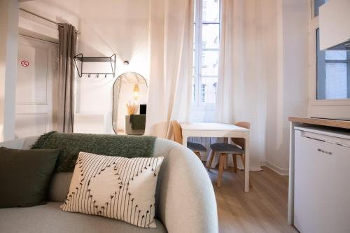 un salon avec un canapé et une table dans l'établissement Le St Jean - 26m2 Vieux Lyon, à Lyon