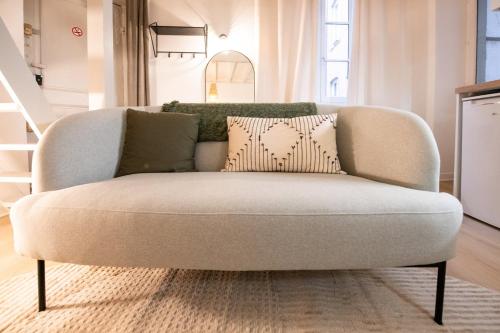 - un canapé dans le salon dans l'établissement Le St Jean - 26m2 Vieux Lyon, à Lyon