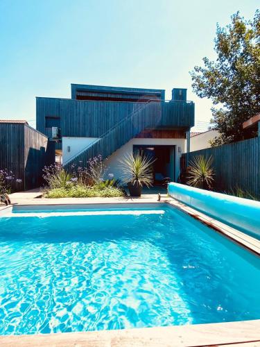une piscine devant une maison dans l'établissement Maison avec piscine à 10 min du centre de Bordeaux, à Bègles