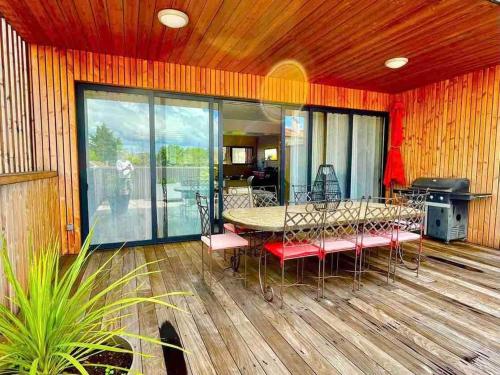Część wypoczynkowa w obiekcie Maison avec piscine à 10 min du centre de Bordeaux