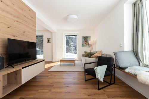 a living room with a tv and a couch at Arton Lachtal - Apartments Steiermark in Lachtal