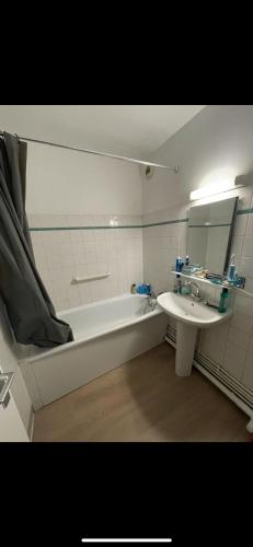 Ванная комната в Room in Paris Gare de Lyon