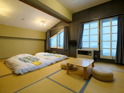 Hotel ST MORITZ في يوزاوا: غرفة نوم بها سرير كبير وطاولة