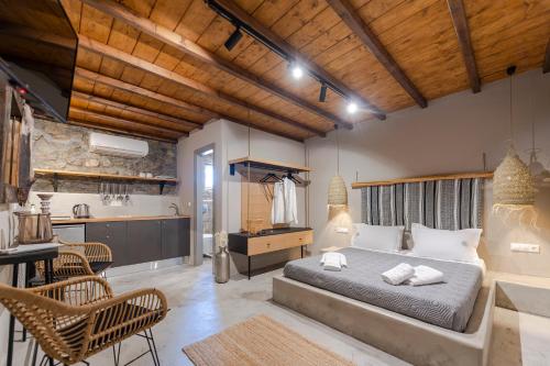 een slaapkamer met een bed en een tafel en een keuken bij White and Grey in Mykonos-stad