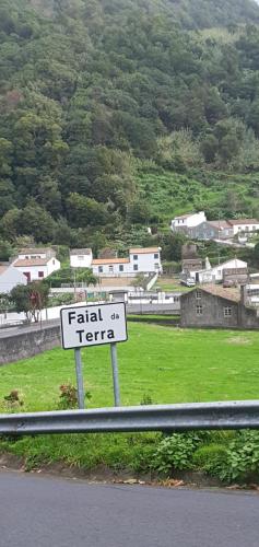 un cartello stradale sul lato di una strada di Casa do Monte a Faial da Terra