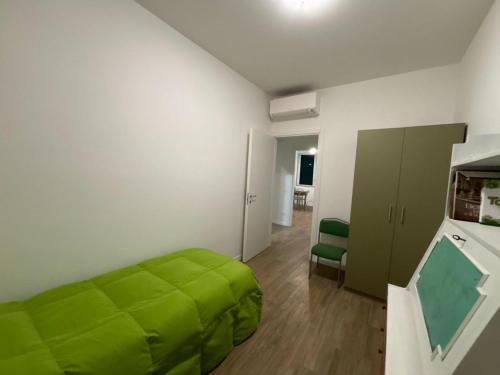 a room with a green bed in a room at Come a Casa in Vittuone