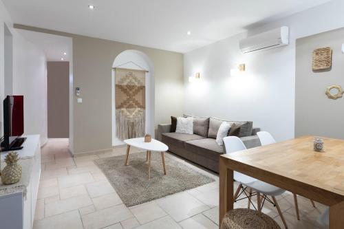 un salon avec un canapé et une table dans l'établissement Les clés de la Cité - 5 appartements, à Carcassonne