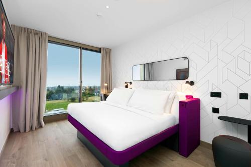 Postel nebo postele na pokoji v ubytování YOTEL Geneva Lake