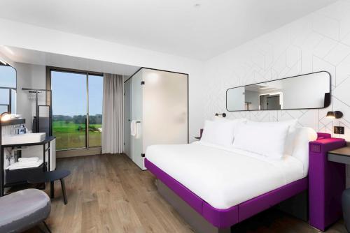 Postel nebo postele na pokoji v ubytování YOTEL Geneva Lake