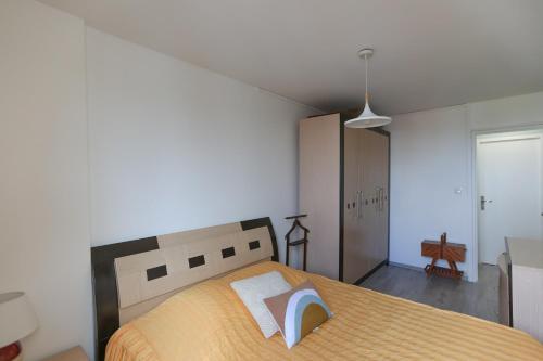 - une chambre avec un grand lit et 2 serviettes blanches dans l'établissement Nice 3 rooms with balcony in Pré-Saint-Gervais, à Le Pré-Saint-Gervais