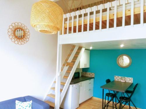 Cette chambre comprend une mezzanine et une cuisine. dans l'établissement Maisonnette proche du Lac Marin, à Leucate-Plage