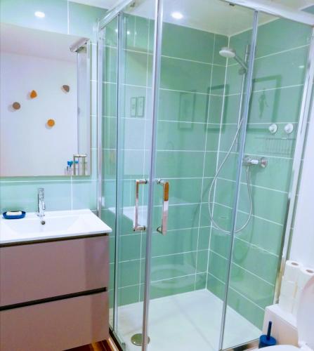 une salle de bain avec douche et lavabo dans l'établissement Maisonnette proche du Lac Marin, à Leucate-Plage