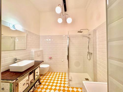 une salle de bain avec un lavabo, une douche et des toilettes dans l'établissement ApartHotel Riviera - MAISON DU CHATEAU - Old town - Promenade des Anglais, à Nice