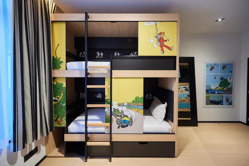 a bunk bed with two beds in a room at YOOMA Urban Lodge in Brussels