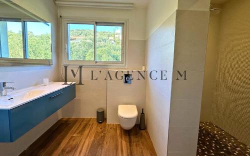 une salle de bain avec un lavabo et des toilettes dans l'établissement Appartement Alivi Proche centre-ville & paisible L'ILE-ROUSSE, à LʼÎle-Rousse