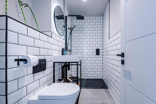 Et badeværelse på Modern Amenities and Luxury Finishes