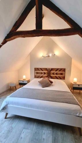 une chambre avec un grand lit dans un grenier dans l'établissement Le Musoir, au Tréport