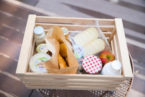 BIG BERRY Kolpa - Isabella Premium House في Gradac: صندوق خشبي مليء بالأطعمة والمشروبات