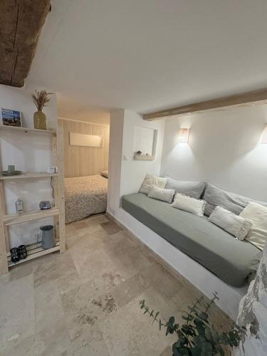 une chambre avec un grand lit dans une pièce dans l'établissement Studio climatisé au calme au coeur du village médiéval avec rue piétonne, à Cagnes-sur-Mer
