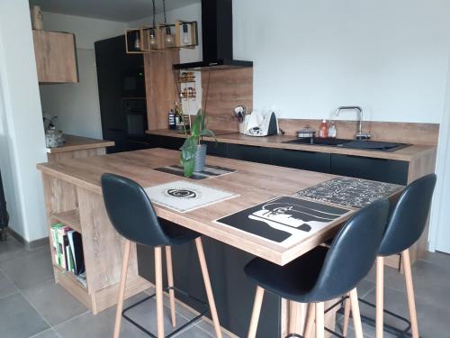 une cuisine avec une table en bois et 4 chaises dans l'établissement Villa jacuzzi, à Rasteau