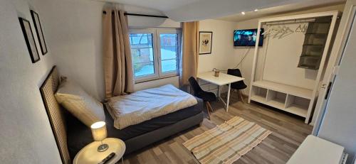 Piccola camera con letto e scrivania. di Weilerswist Haus für große Gruppen Monteurshaus bis 8 Personen, Einzelbetten, 4 Schlafzimmer, 1 Küche, Terrasse Innenhof, Parkplatz a Weilerswist