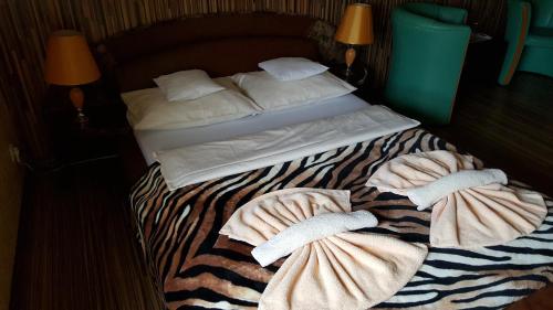 Un pat sau paturi într-o cameră la Pensiunea Doria