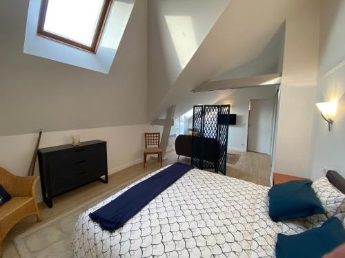 une chambre avec un lit, une chaise et une fenêtre dans l'établissement 90m2 dans résidence avec piscine Plein sud avec terrasse, au Croisic