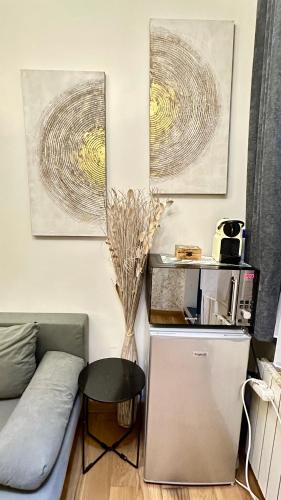 un salon avec un canapé et une table dans l'établissement Amazing house near to saint lazar and Lafayette!, à Paris