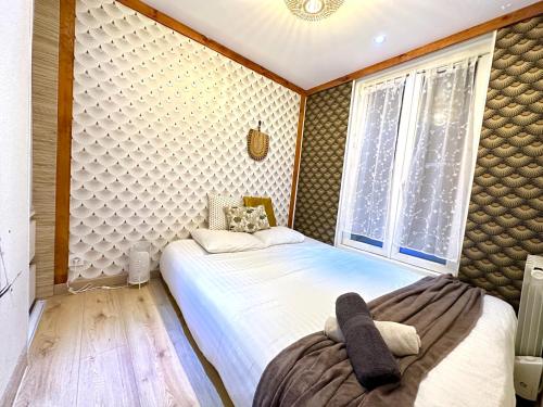 une chambre avec un grand lit et une fenêtre dans l'établissement Amazing house near to saint lazar and Lafayette!, à Paris