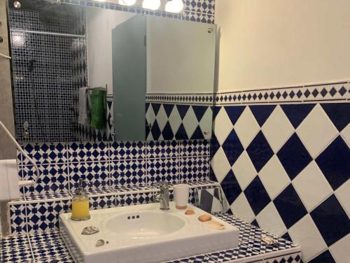 a bathroom with a sink and a mirror at Maison Magnolia in Onesse-et-Laharie