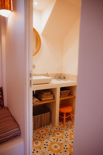 une salle de bain avec un lavabo et un miroir dans l'établissement Maison Arcades Suite 2, à Verdun-sur-Garonne