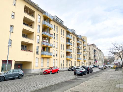 a street with cars parked in front of buildings at PATAMA Karli Suite - Zentrales City-Feeling nahe Südvorstadt, Uniklinik in Leipzig