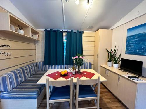 Televisyen dan/atau pusat hiburan di Sweet Mobile home near Europapark