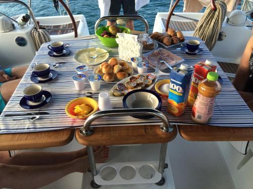 Madyson Sailing في لا سبيتسيا: طاولة عليها طعام على متن قارب