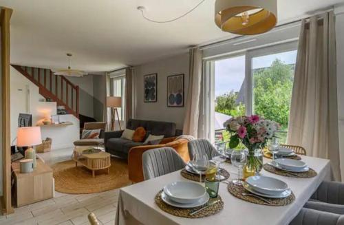 un salon avec une table et un canapé dans l'établissement Le Cocon du Golfe, maison rénovée avec jardin, à Vannes