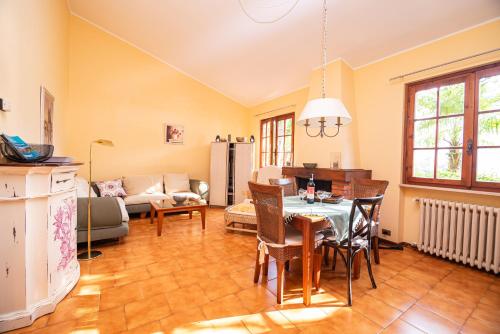 Χώρος καθιστικού στο Casa Claudia, a due passi da lago e spiaggia