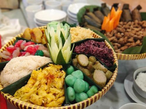 ein Korb mit verschiedenen Lebensmitteln auf einem Tisch in der Unterkunft Hotel Indah Palace Solo in Solo