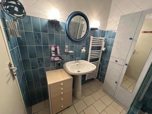 une salle de bain avec un lavabo et un miroir dans l'établissement Reym, à Valras-Plage