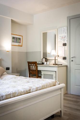 a bedroom with a bed and a kitchen with a sink at Villa San Giorgio in SantʼAmbrogio di Valpolicella