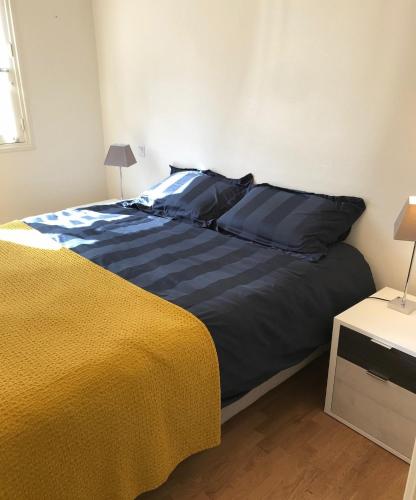 une chambre avec un lit avec une couette bleue dans l'établissement Paradis no Grenze Magnique vue mer, à Douarnenez