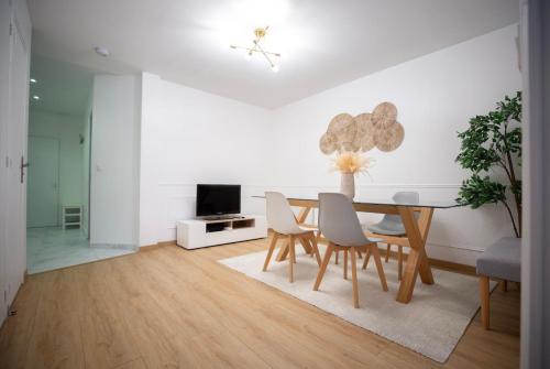 une salle à manger avec une table et des chaises dans l'établissement Sd Appartement familiale au coeur de la rue Saint Denis, à Paris