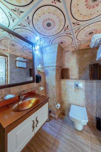 a bathroom with a sink and a toilet at Narlı Ev Butik Otel in Urfa