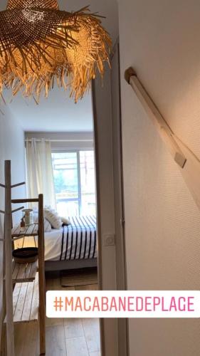 - une chambre avec un lit dans une pièce avec un miroir dans l'établissement Ma cabane de plage studio avec balcon et parking, à Fécamp