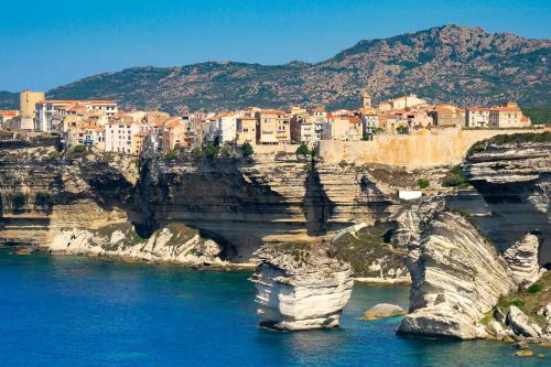 Locations au centre-ville de Porto-Vecchio, jardin, terrasse, parking privé