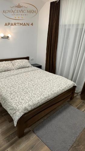 a bedroom with a bed in a room at Apartmani Kovačević MKM Banja Vrujci in Gunjica