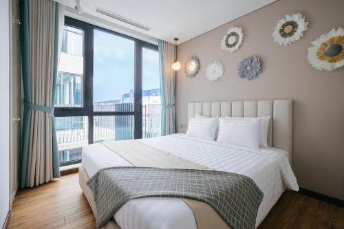 Postel nebo postele na pokoji v ubytování Margaery Apartment Tu Hoa Princess