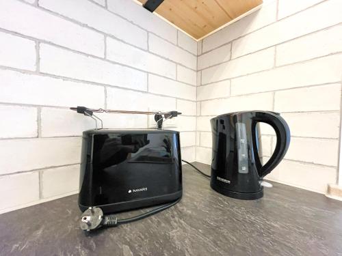 a toaster and a tea kettle sitting on a counter at PATAMA Karli Suite - Zentrales City-Feeling nahe Südvorstadt, Uniklinik in Leipzig