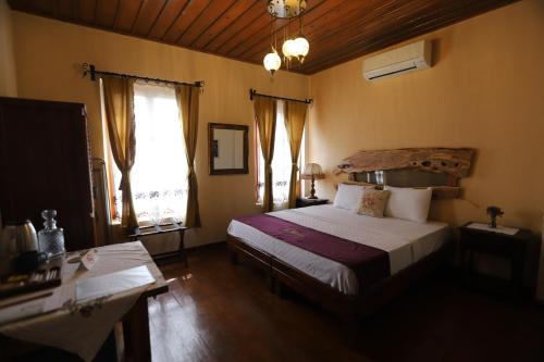 Gambar di galeri bagi Olivia1845 Guest House Ayvalık Over 16 Years Old di Ayvalık