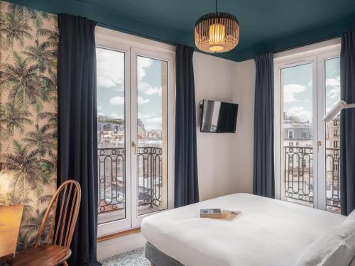 Una cama o camas en una habitación de Hôtel Edgar & Achille